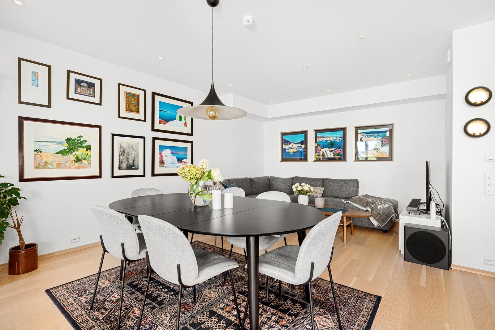 Stua er romslig med plass til både sofagruppe, spiseseksjon mm. Galleribilde