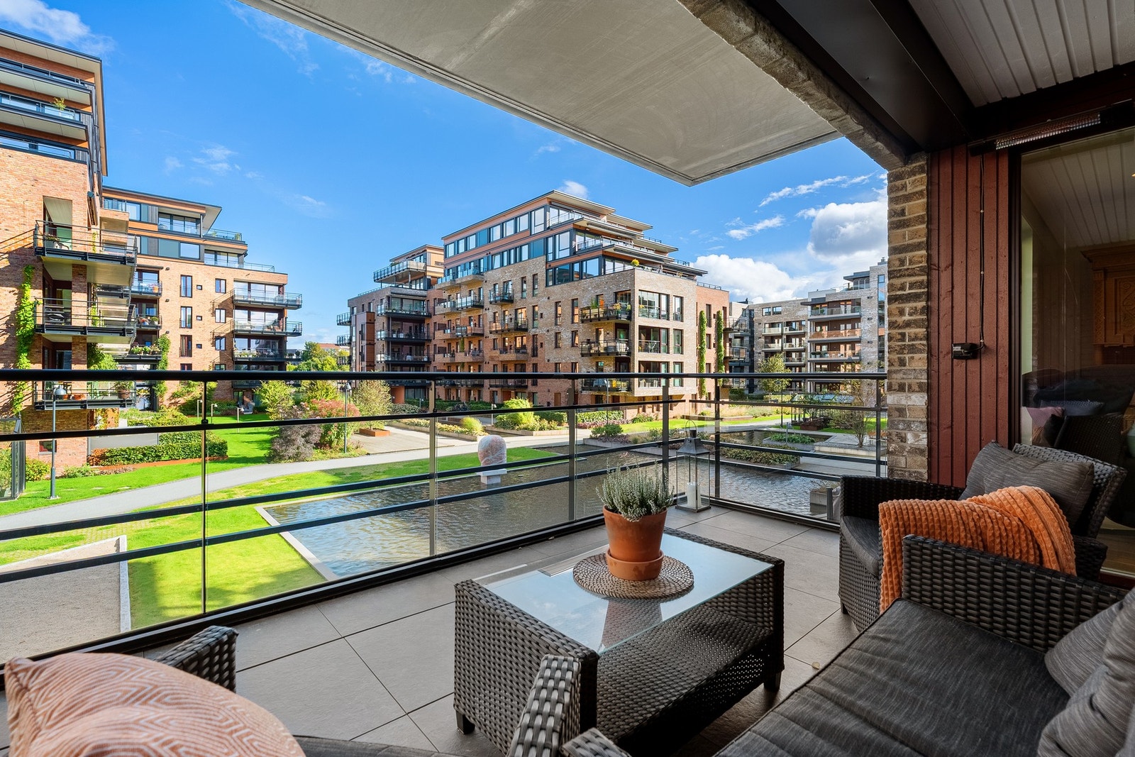 Utsikt mot sameiets nydelige fellesområder. Her følger også en terrassevarmer som er perfekt på litt kjølige kvelder. Galleribilde