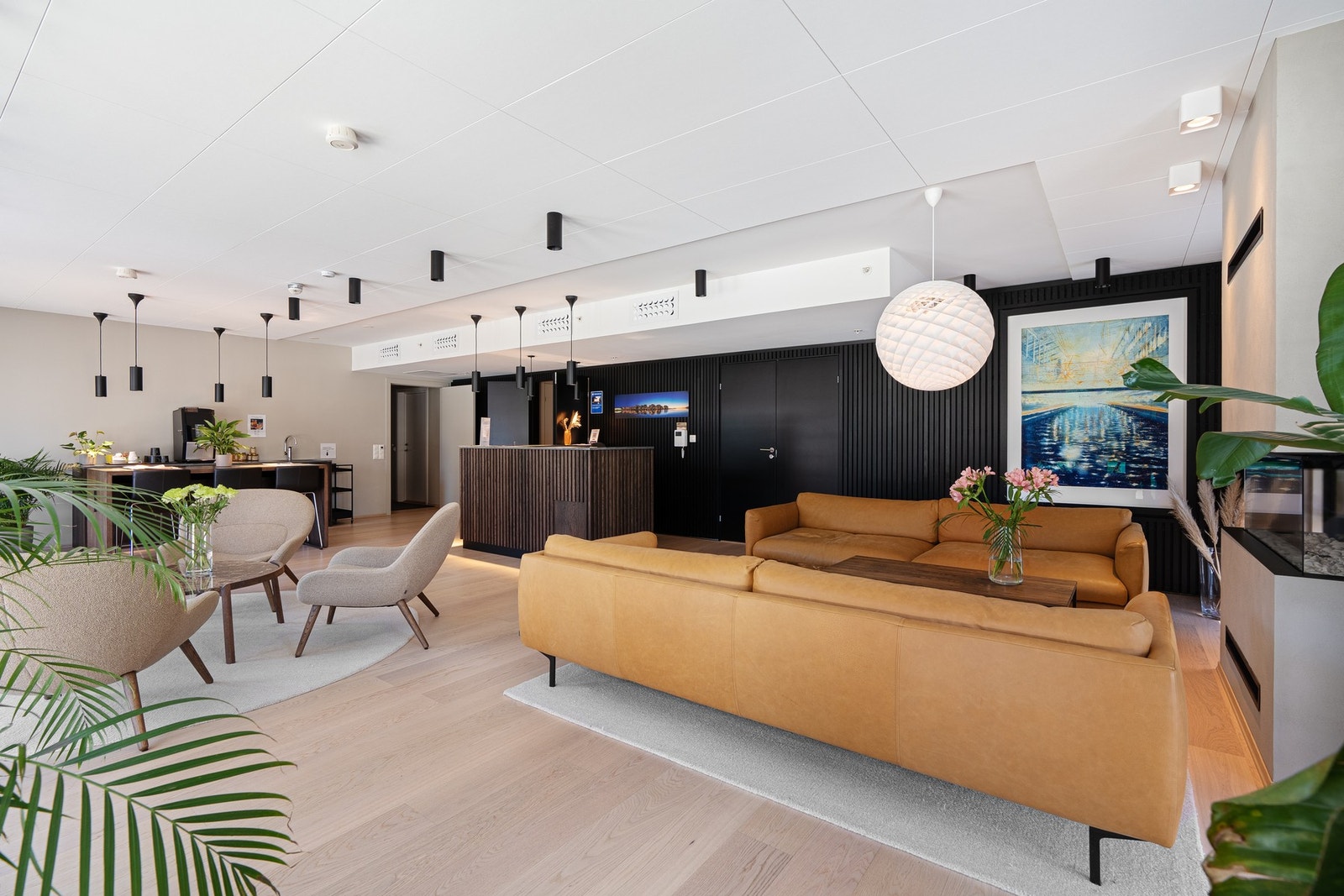 Sameiet har flotte fellesområder og betjent resepsjon i servicesenter, felles drivhus, fellesstue med kjøkken, gjesterom, treningsrom mm. Galleribilde