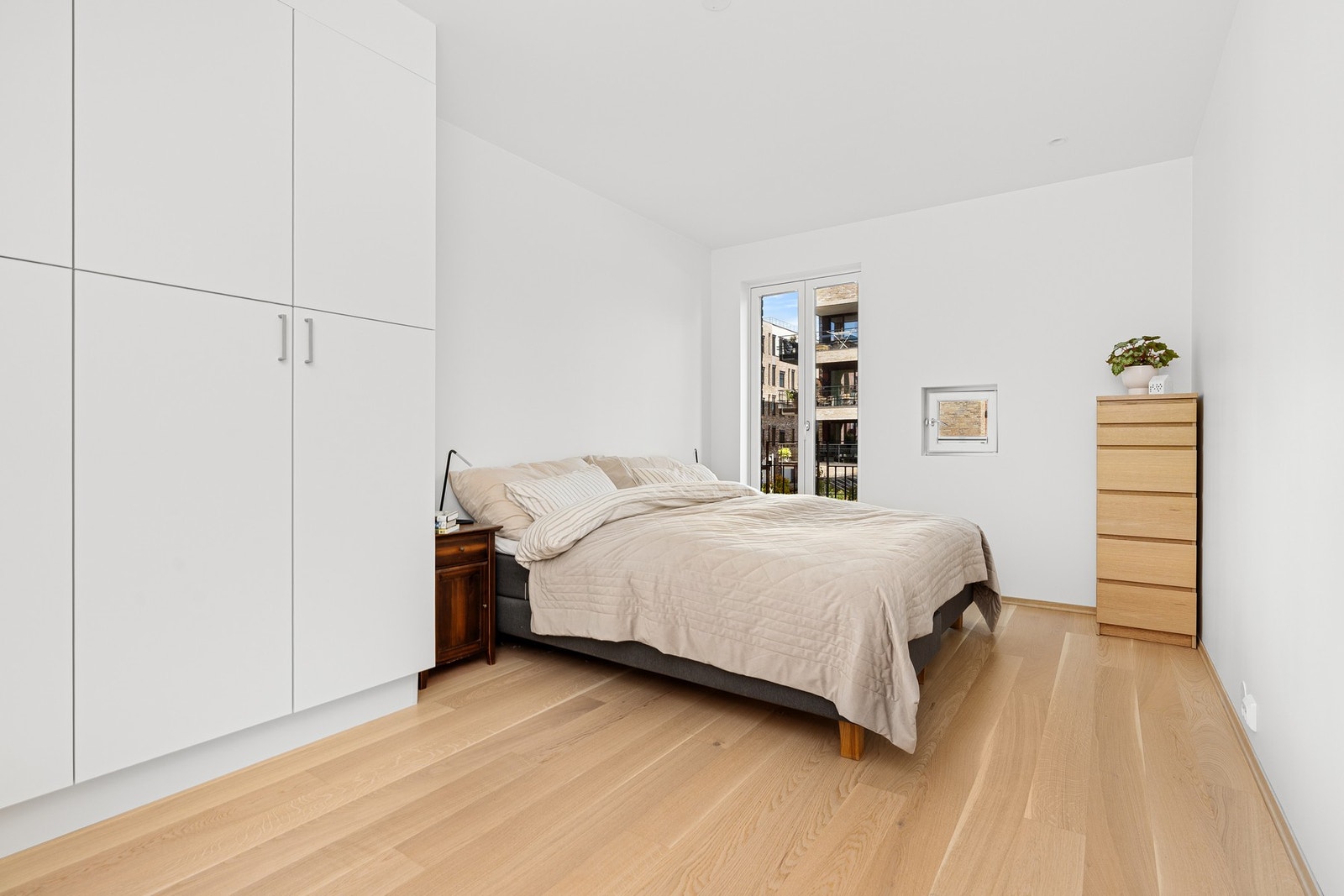 Romslig hovedsoverom med god plass til dobbeltseng, garderobeskap mm. Galleribilde