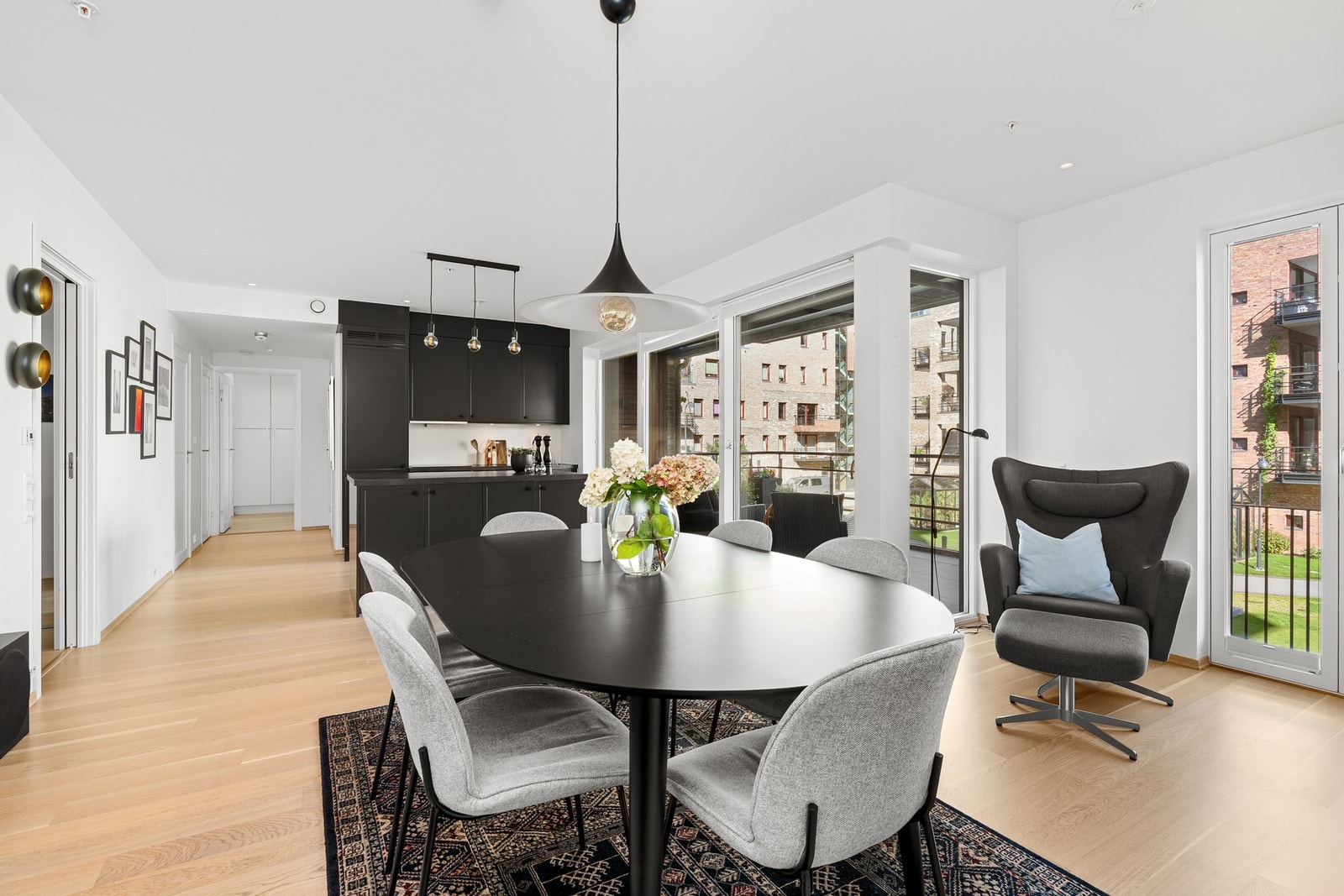 Leiligheten har god takhøyde og er lys og luftig med store vindusflater. Galleribilde