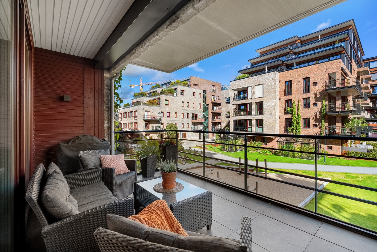 Fra stuen er det direkte utgang til en stor balkong, hvor du kan nyte forrmiddagssolen og rolige kvelder i flotte omgivelser. Galleribilde