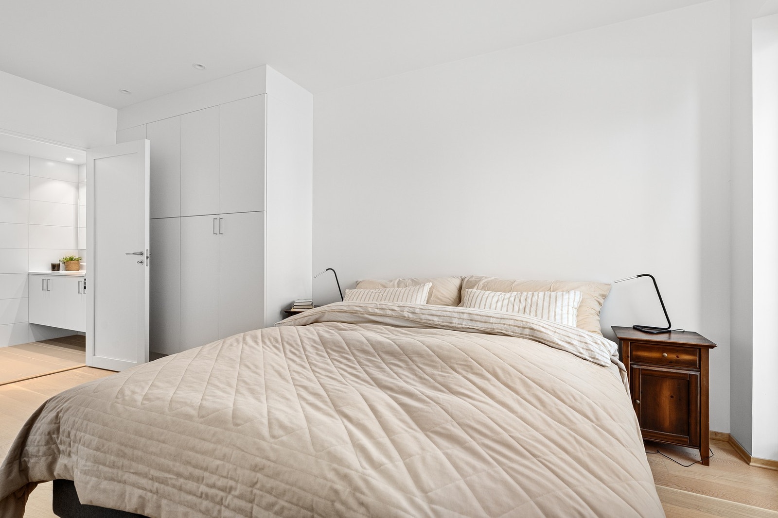 Hovedsoverommet har direkte inngang til eget bad, Galleribilde