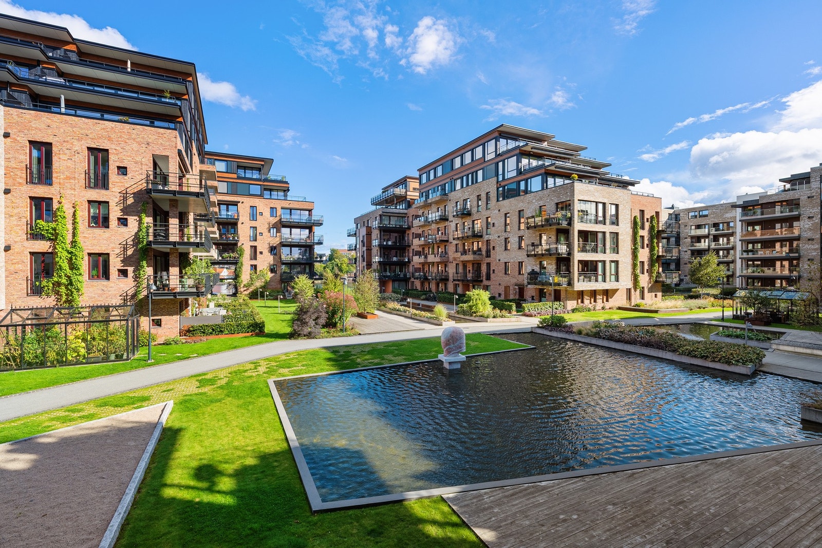 Dette er en bolig som passer perfekt for deg som ønsker en nyere leilighet med god standard, funksjonelle løsninger og en beliggenhet som gir det beste av Kristiansand rett utenfor døren. Galleribilde