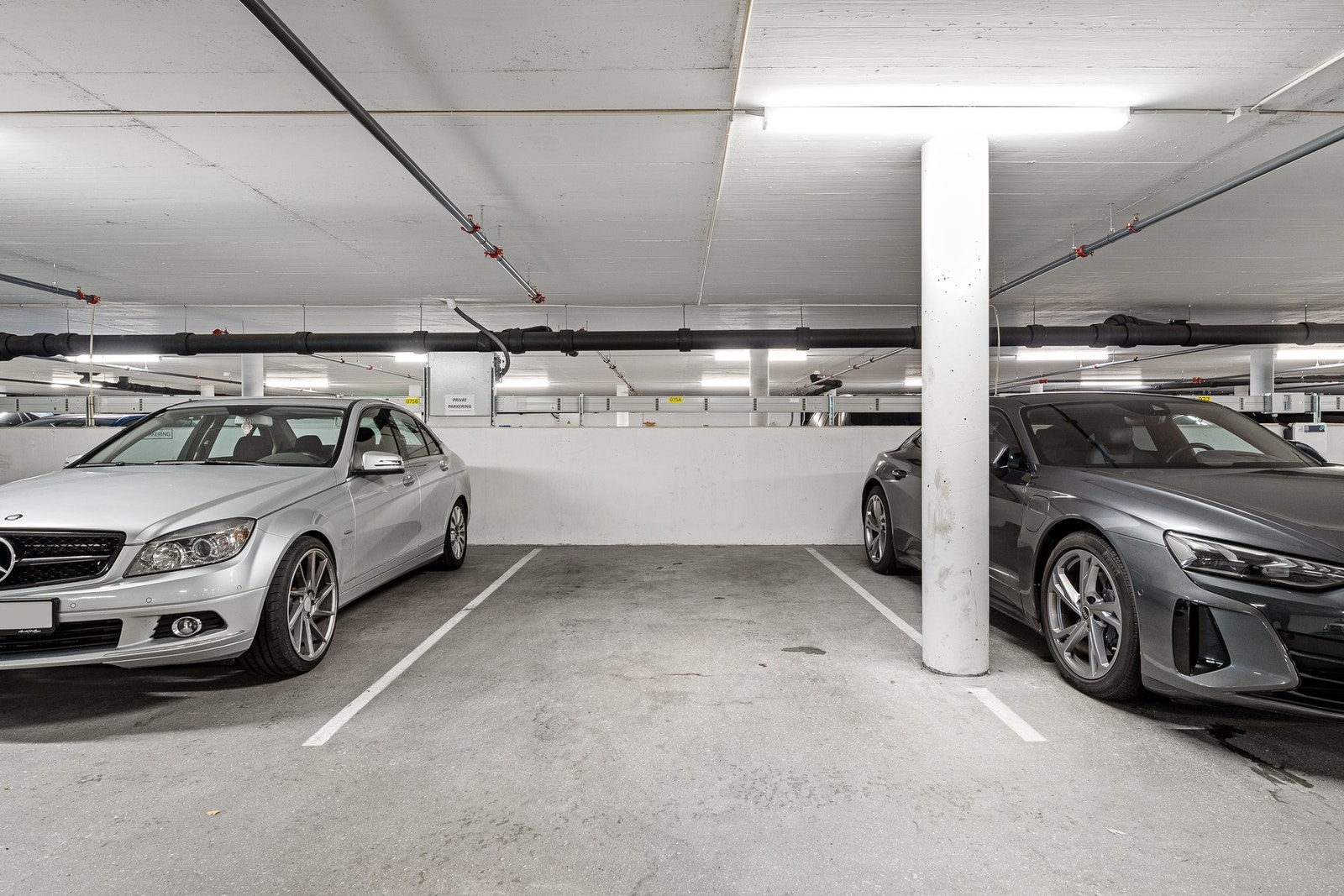 Parkeringsplass i felles garasjeanlegg medfølger. Galleribilde