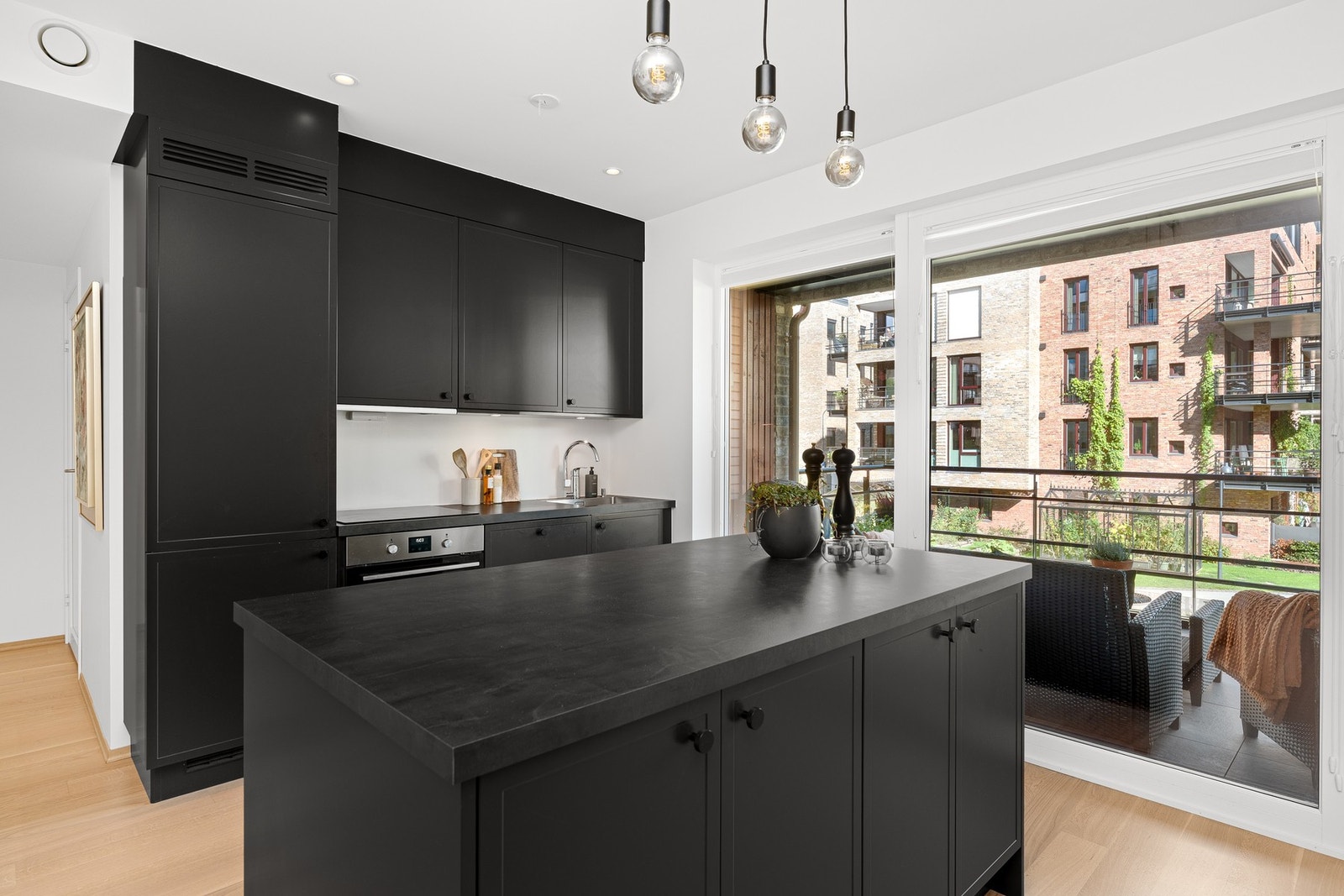 Kjøkkenet er utstyrt med integrerte hvitevarer. Galleribilde