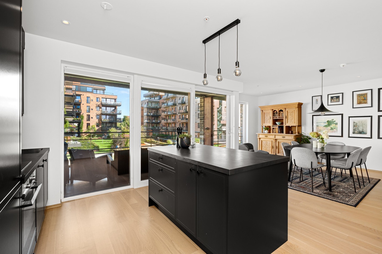 Kjøkkenløsning som gir en luftig og sosial atmosfære. Galleribilde