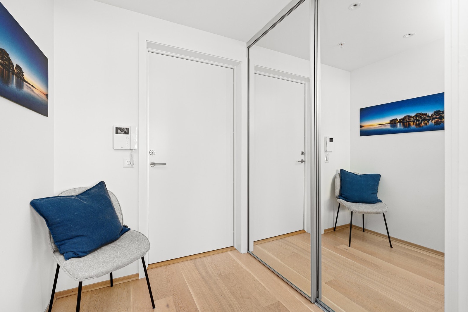 Velkommen inn! Her er det god plass til å henge fra seg yttertøy og sko i skyvedørsgarderobe. Galleribilde