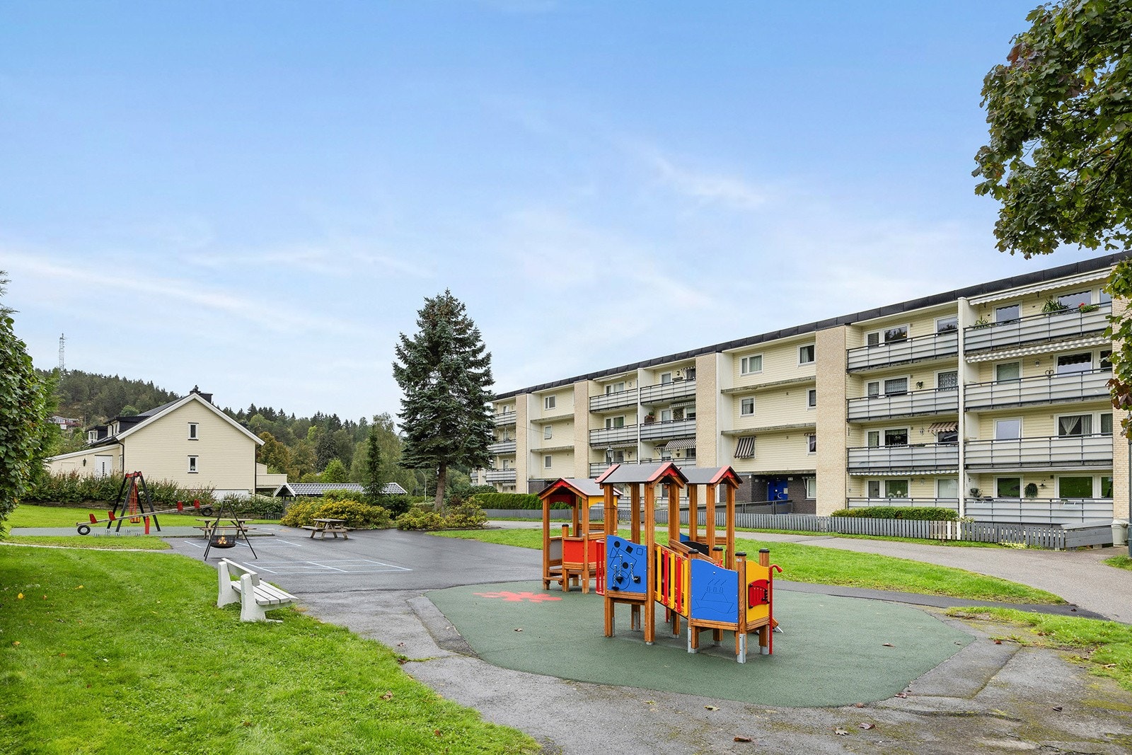 Borettslagets tomt er meget pent opparbeidet og beplantet med flere hyggelige tun mellom bygningene med plen, beplantning, trær, benker, liten kunstgressbane, bordtennisbord, lekeplasser, samt asfalterte internveier. Galleribilde