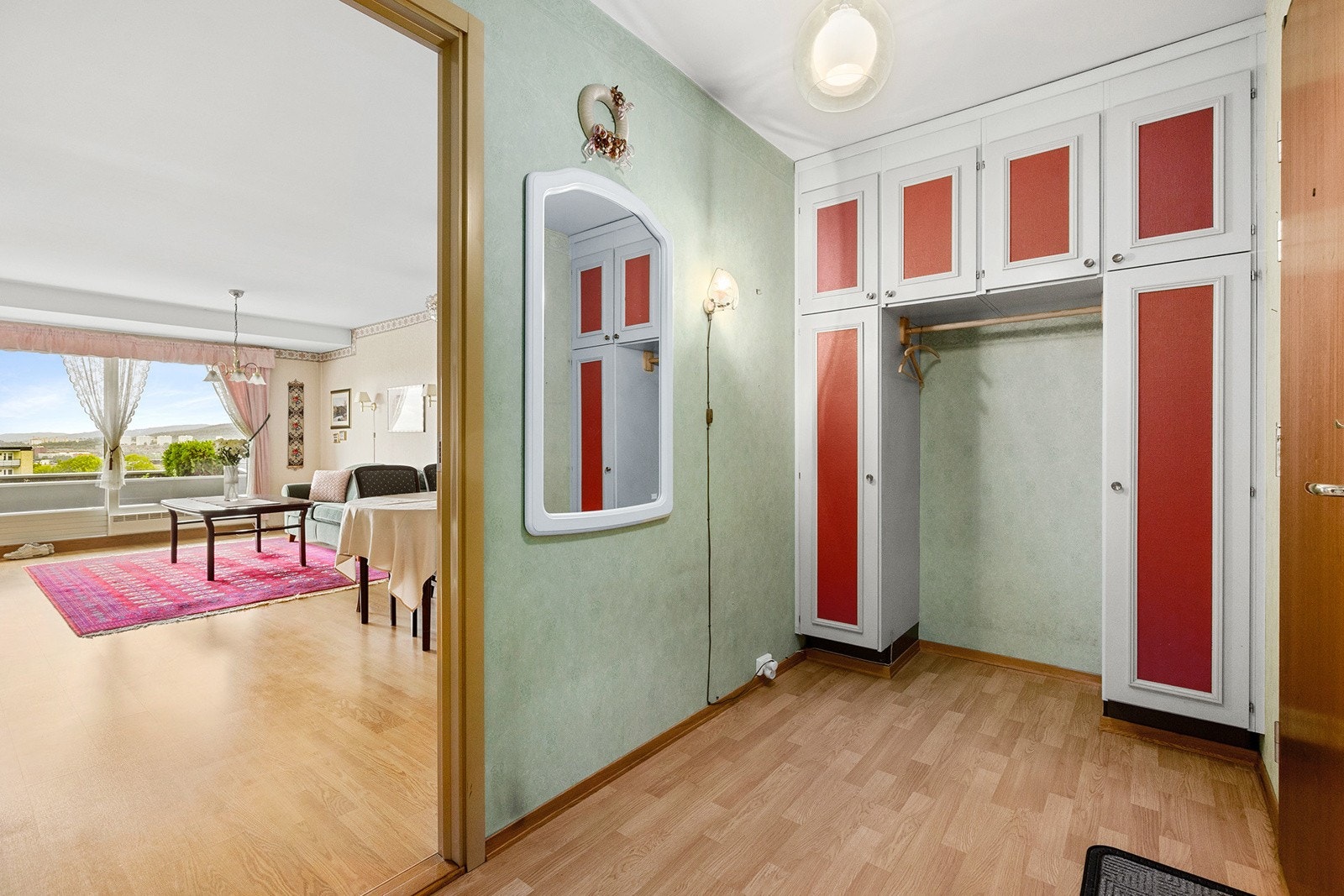 Praktisk entré med plass til å henge fra seg yttertøy og sette fra seg sko. Galleribilde