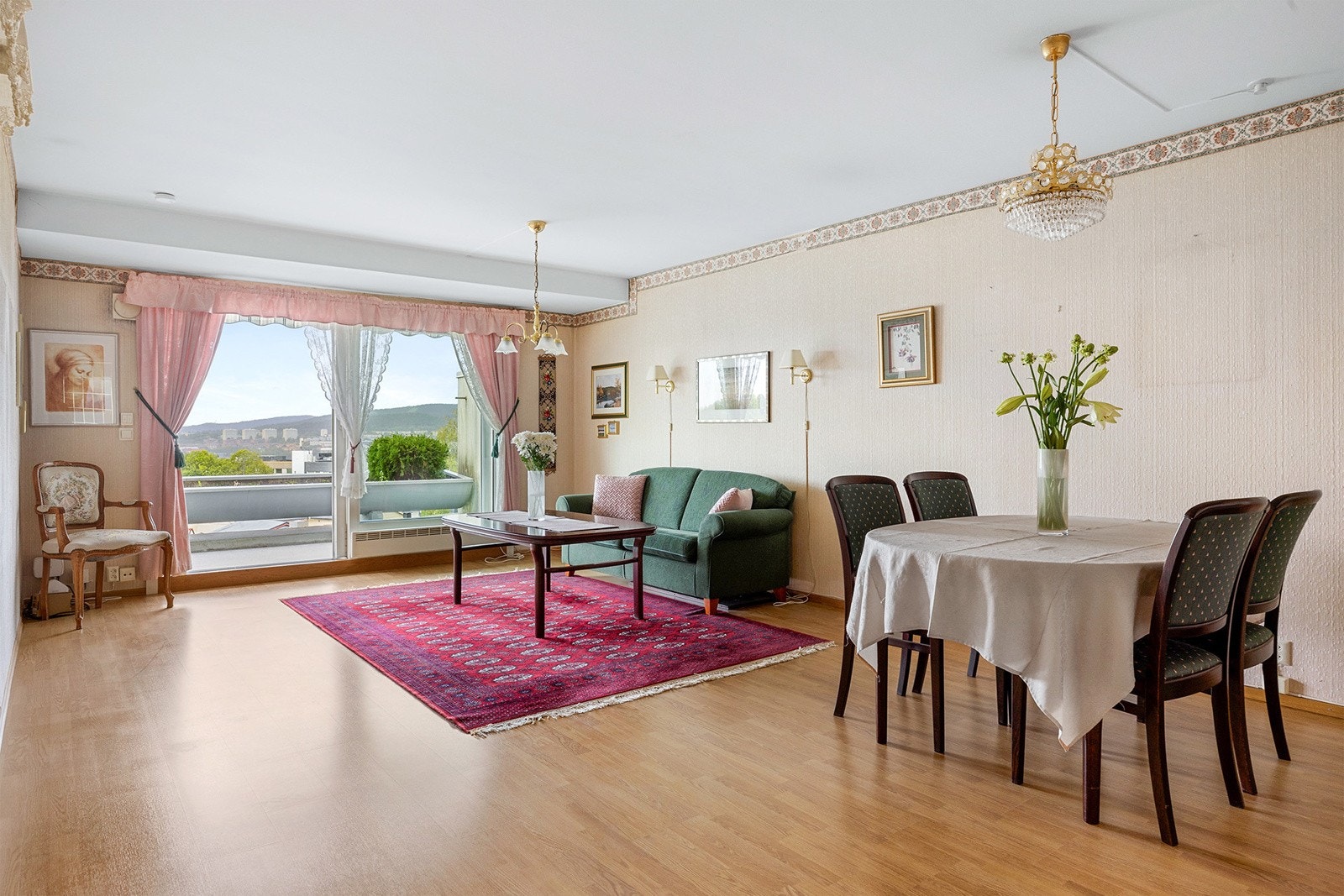 Romslig stue med god plass til sitte- og spisegruppe. Galleribilde