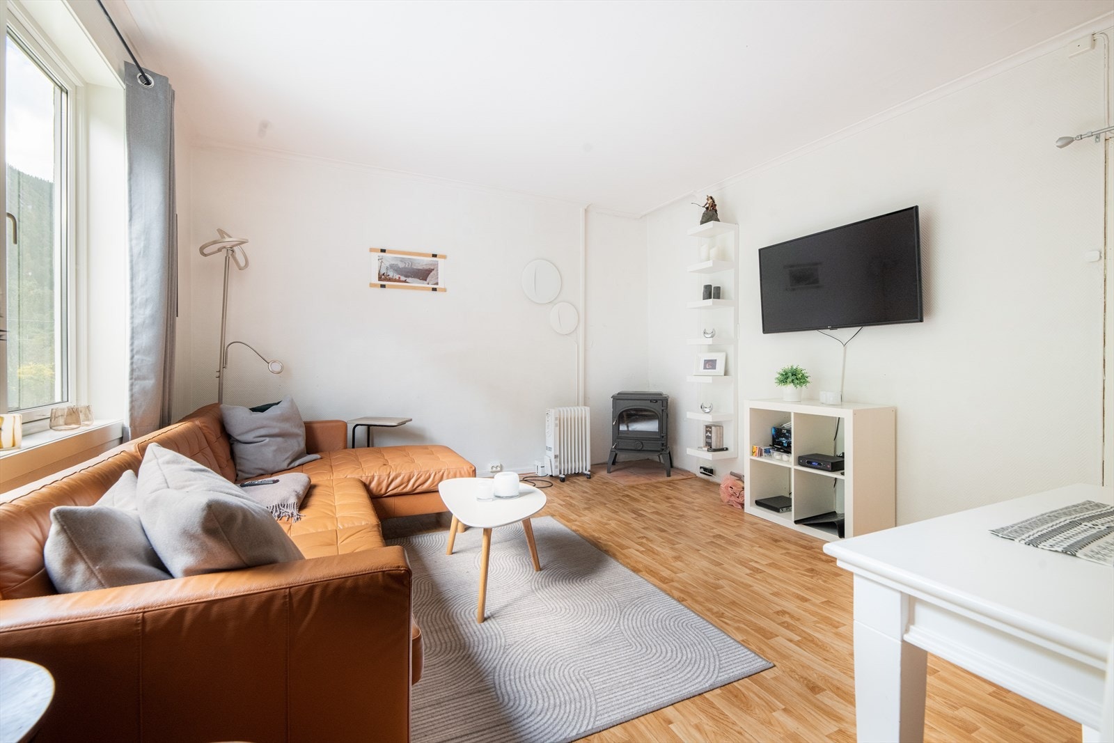 Lys og hyggelig andelsleilighet med fin beliggenhet i 2. etasje i øvre del av Rjukan. Galleribilde