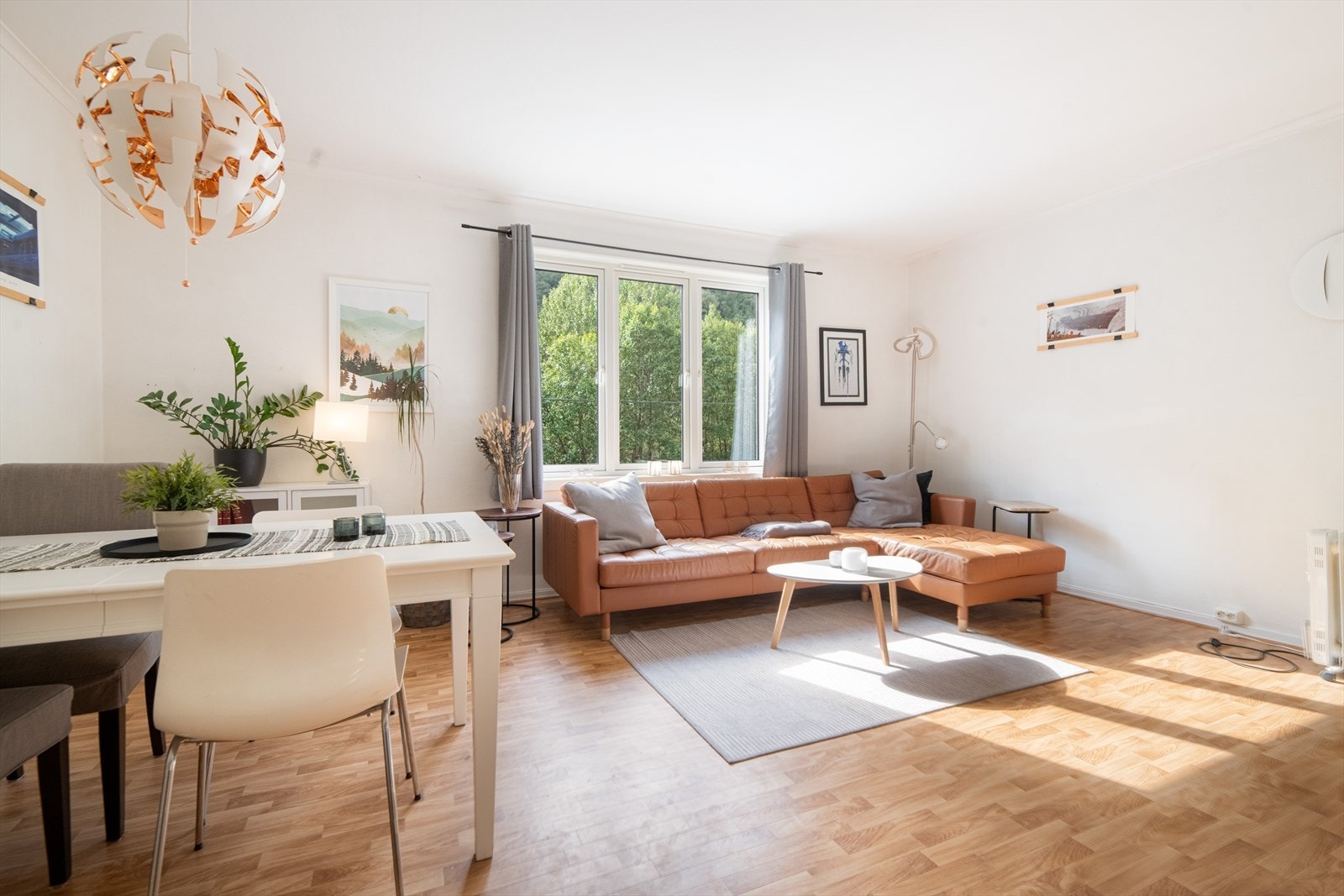 Lys og koselig stue med plass til sofagruppe, spisestue og annen mindre møblering. Galleribilde