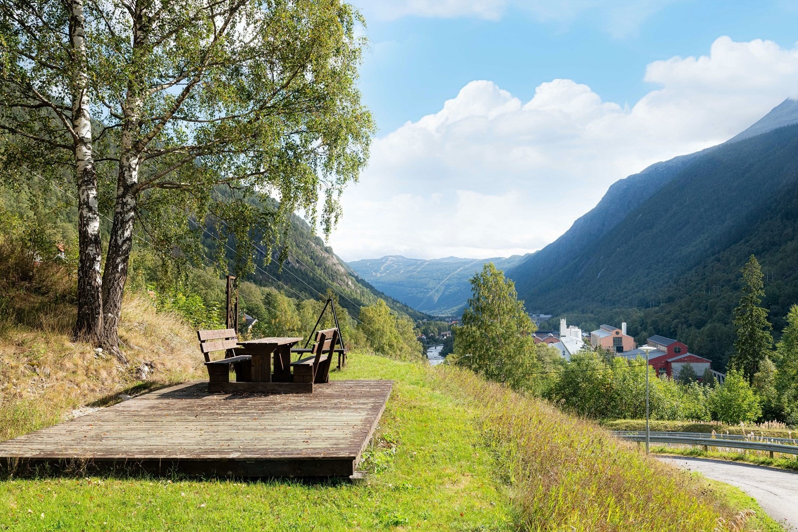Ute på pynten er det flott utsikt ned mot Rjukan. Galleribilde