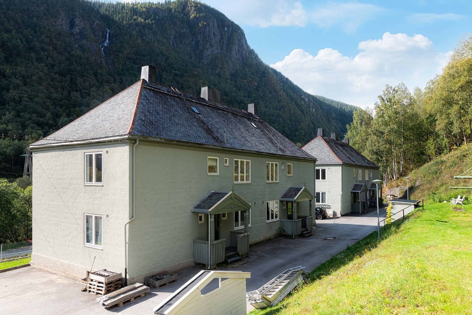 Parkering er kun tillatt på andelseieres tildelte plass iflg. borettslagets ordensregler som er vedlagt salgsoppgaven. Her ble det i 2018 installert ladeboks til el-bil. Galleribilde