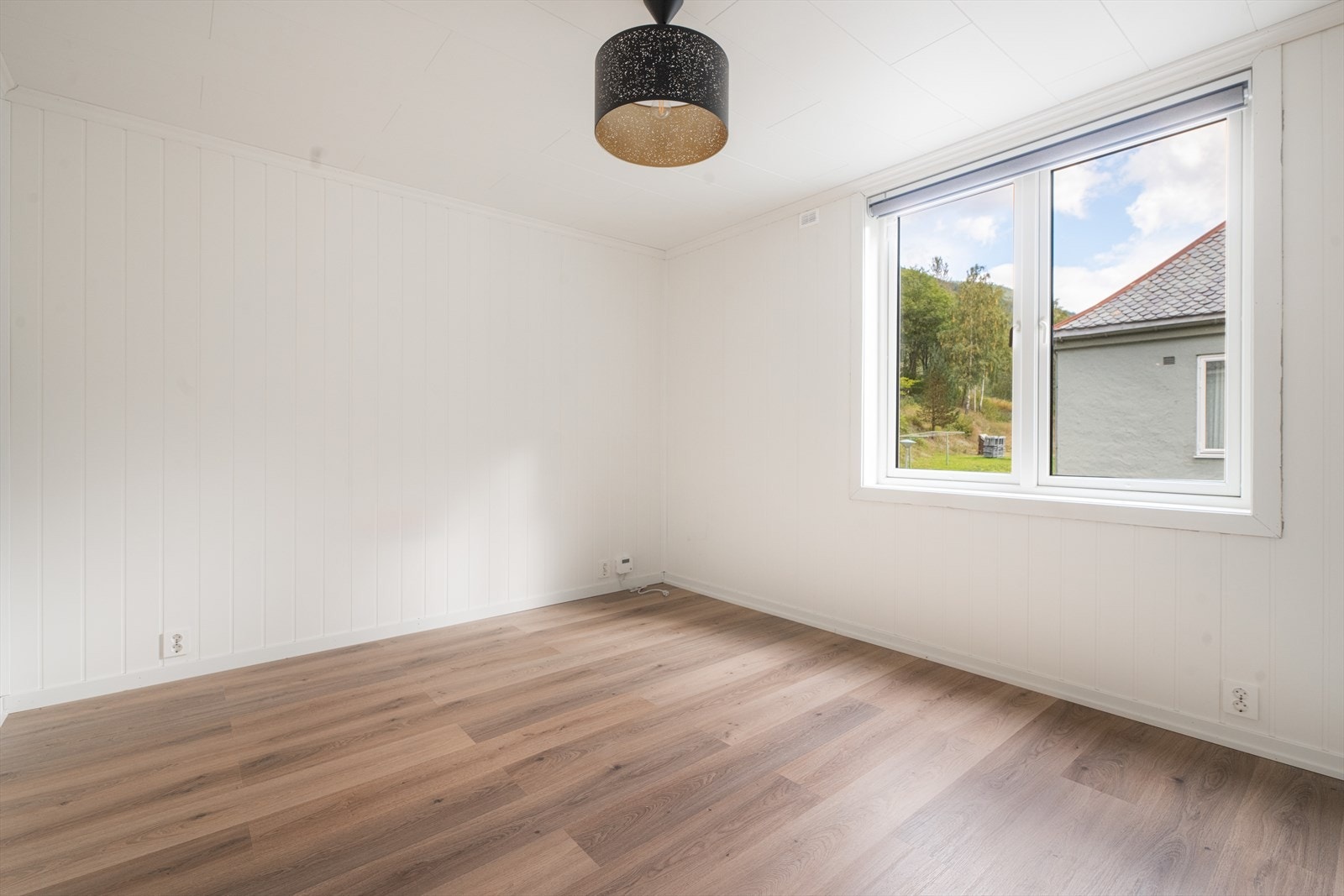 På det andre soverommet, mot øst, er det lagt nytt moderne laminatgulv i 2023. Galleribilde