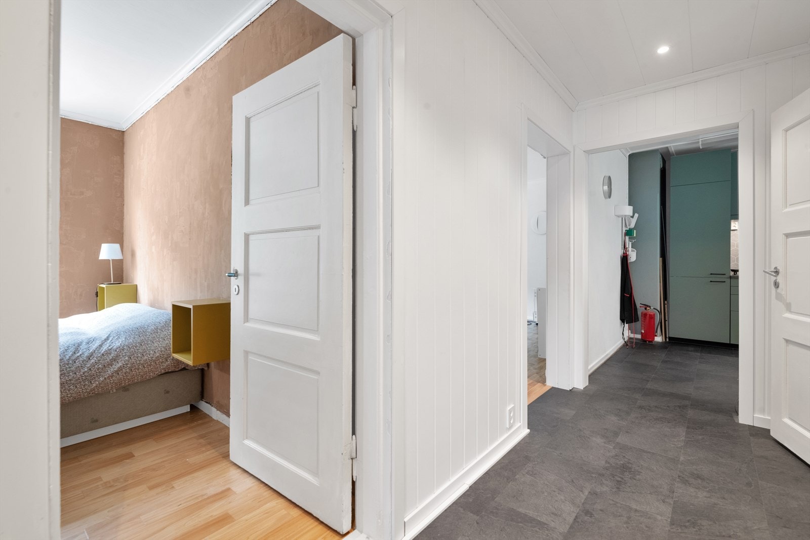 Leiligheten har et lyst og romslig gangareal hvor det er lagt ny vinylflis på gulvet i 2021 som går videre inn på kjøkkenet. Gangen har down-light belysning i tak. Galleribilde