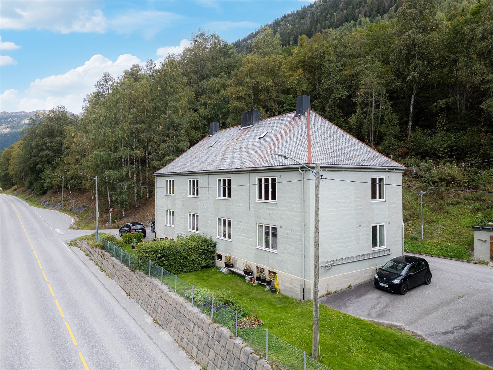 Leiligheten ligger i øvre del av Rjukan, med nærhet til fine naturstier inn på Hardangervidda. Galleribilde