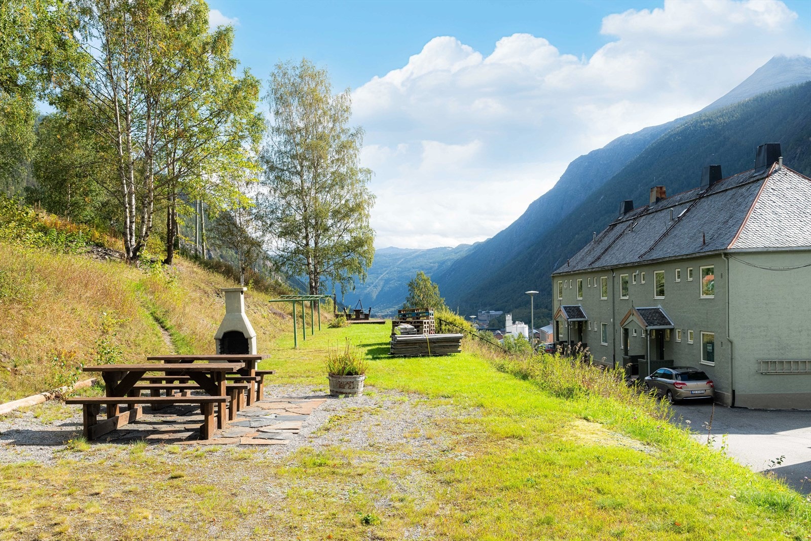 Borettslagets tomt er pent opparbeidet med internveger og parkeringsområder. Det er også grøntarealer på begge sider av bebyggelsen, hvor det er benker og bord til felles benyttelse for beboerne. Galleribilde