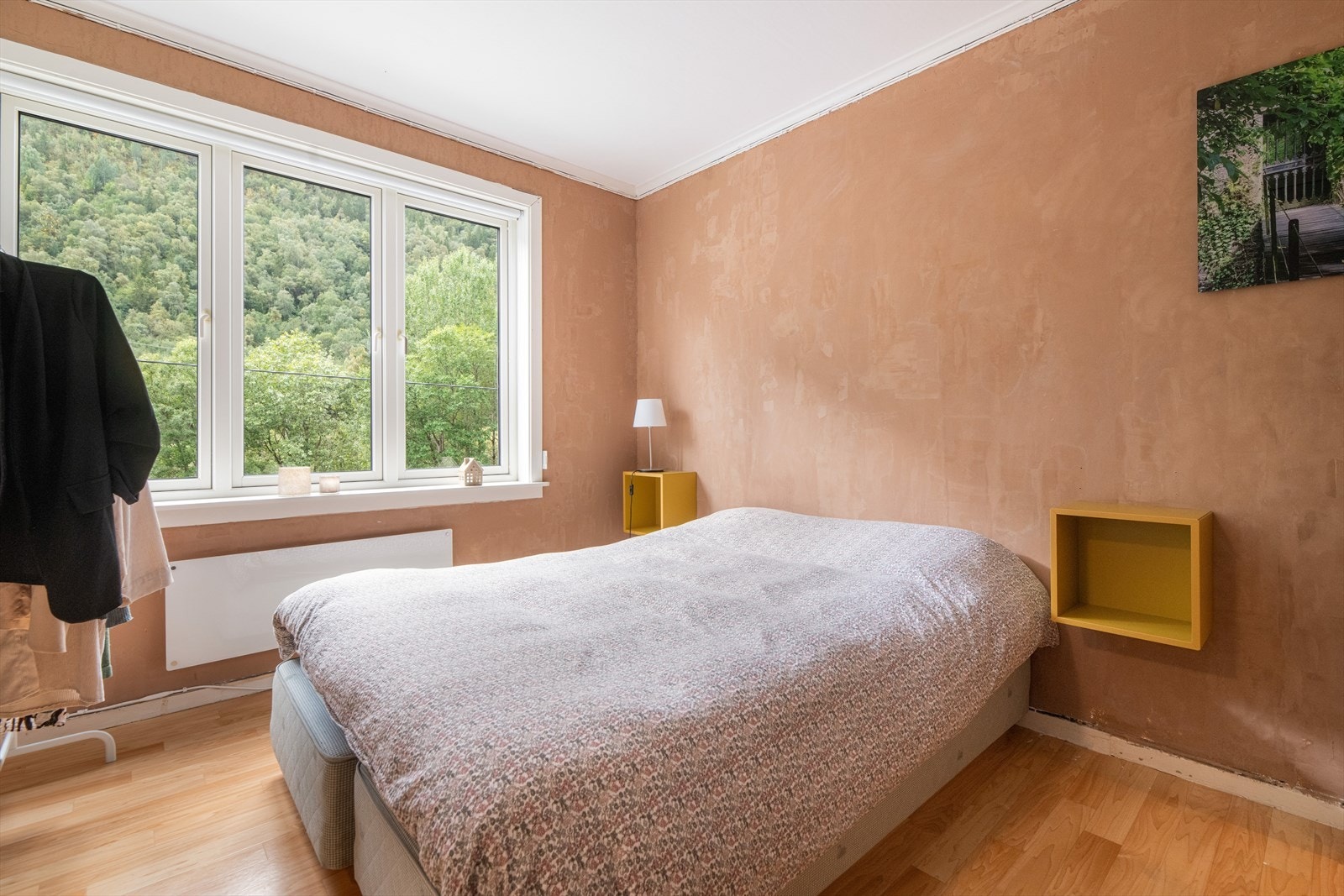 Leiligheten har to gode soverom, hvor det på hovedsoverommet er god plass til dobbeltseng og nattbord. Galleribilde