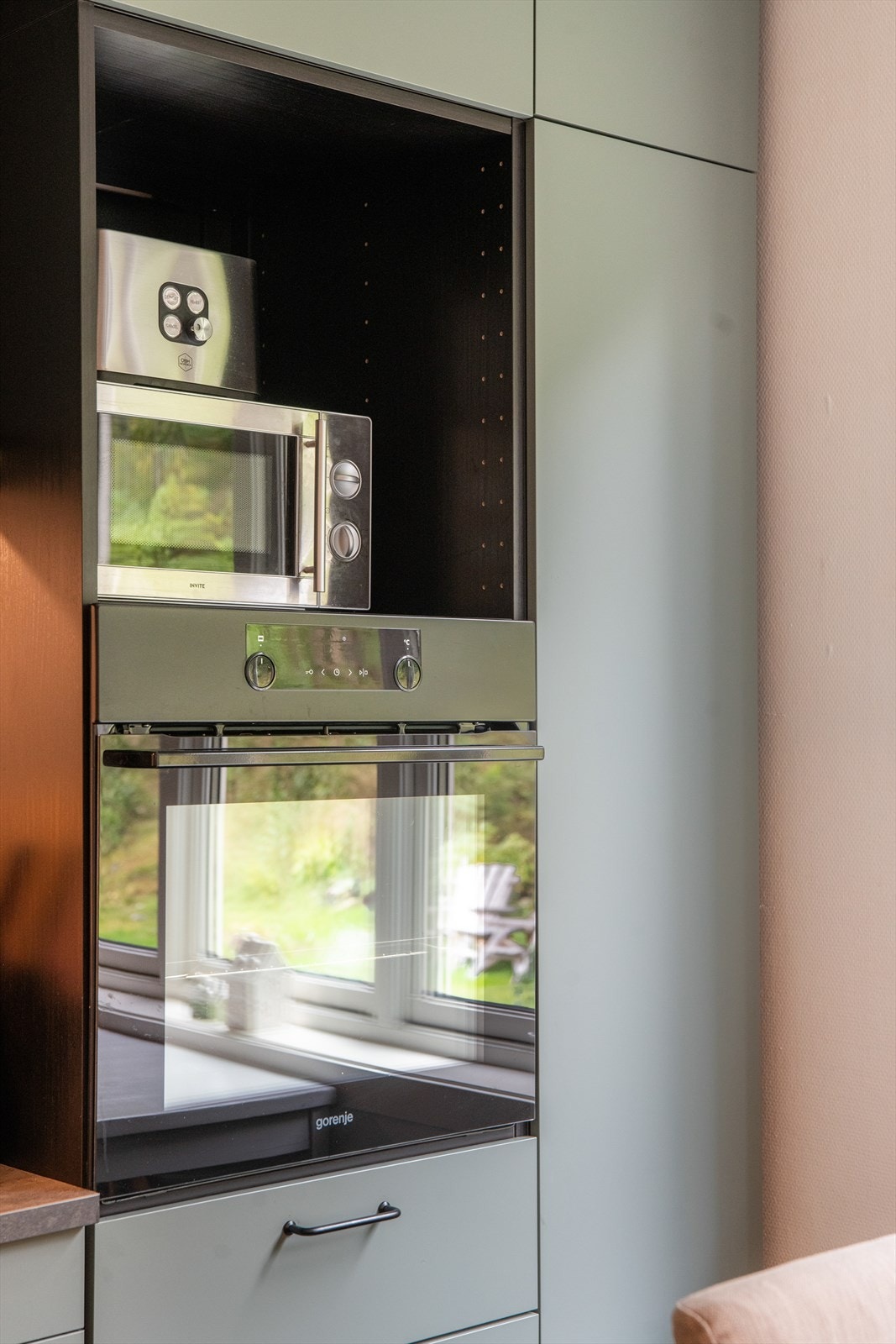 Kjøkkenet er fra 2021 og har godt med oppbevaringsplass i skuffer og skap, samt gode arbeidsflater på laminerte benkeplater. Galleribilde