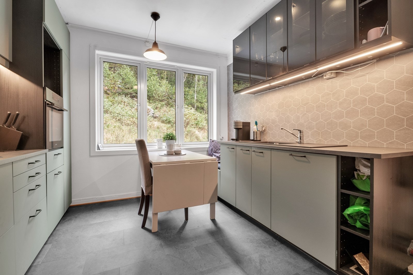 Leiligheten er i vesentlig grad oppgradert i 2021, med delikat kjøkken og bad, overflater generelt. Det er også foretatt store oppgraderinger på elektrisk anlegg samme år. Galleribilde