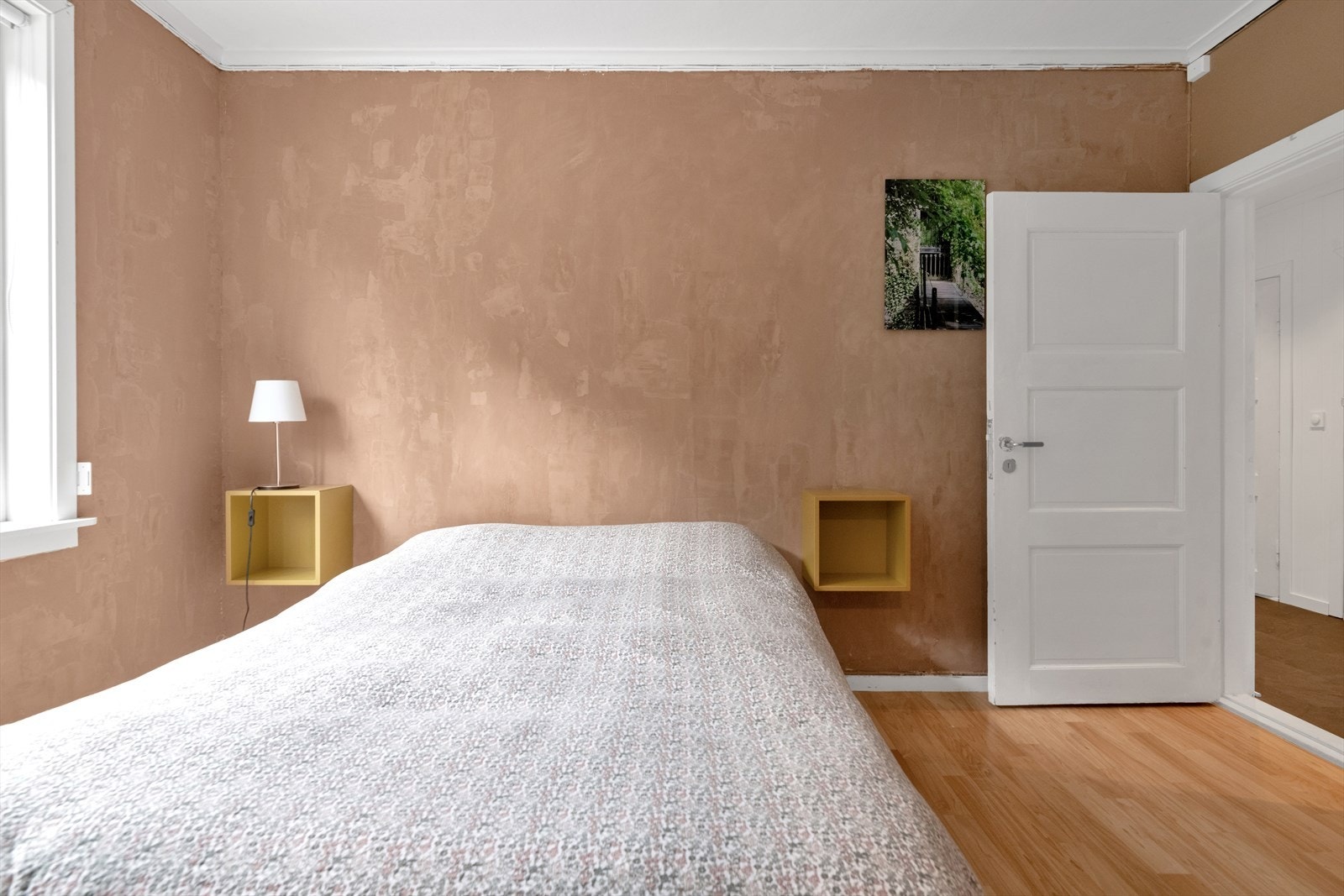 Hovedsoverommet har direkte adkomst inn til badet. Galleribilde