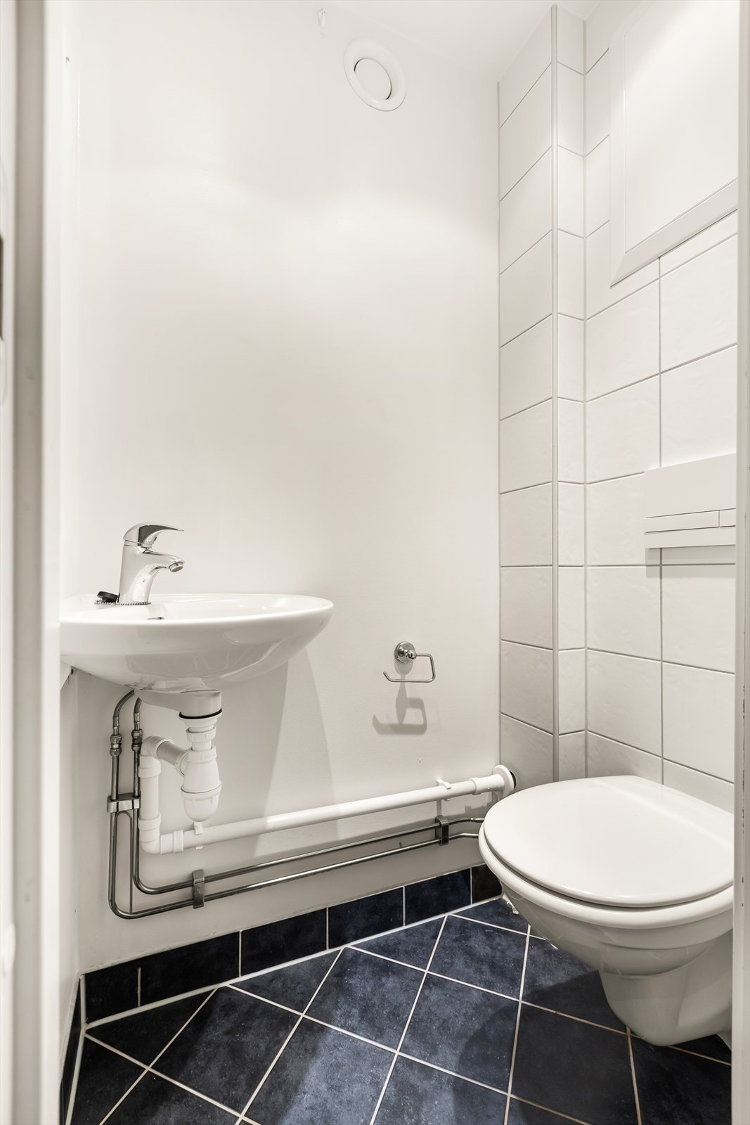 Separat toalettrom fra ukjent årstall. Flislagt gulv med gulvvarme. Galleribilde