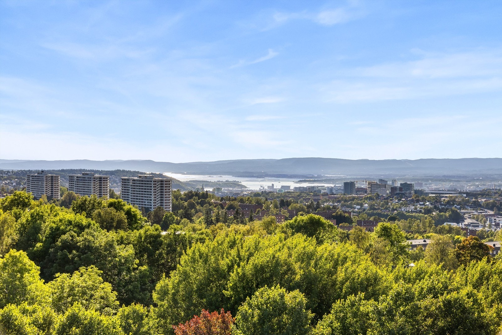 Leiligheten ligger i byggets 12. etasje uten innsyn og med fantastisk utsikt over Oslo! Galleribilde