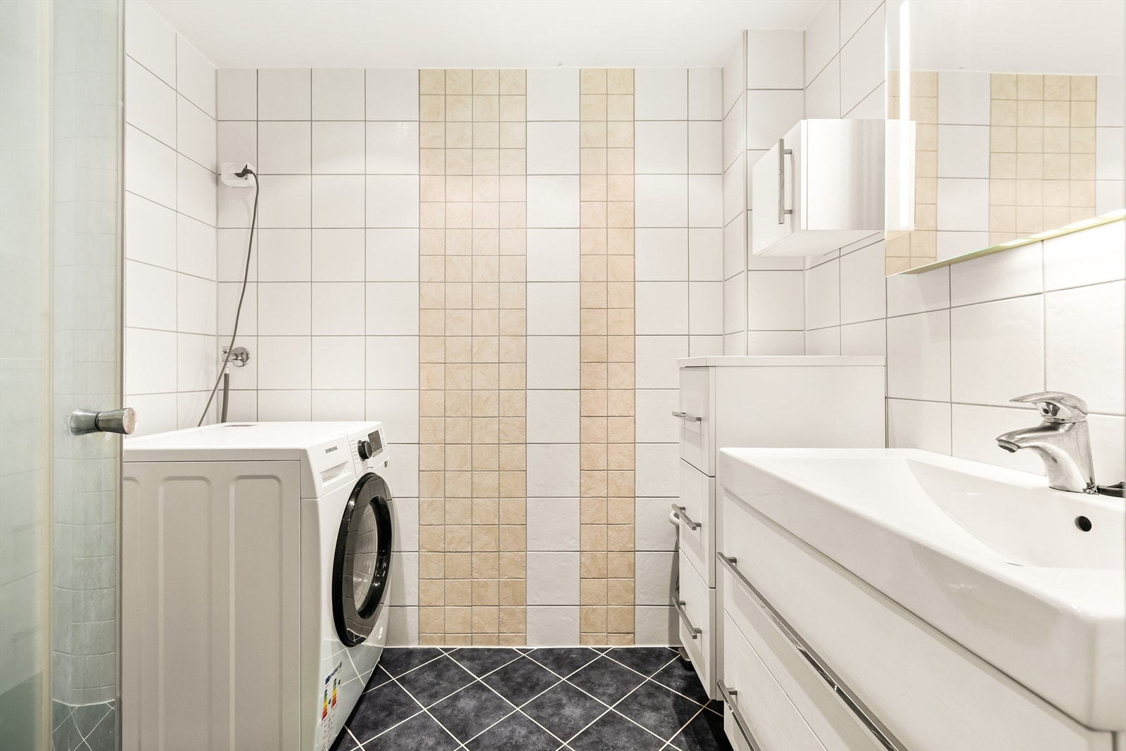 Pent baderom fra ca 2013.. Flislagt gulv med varme og flislagte vegger. Himling av malt flate med downlights. Galleribilde