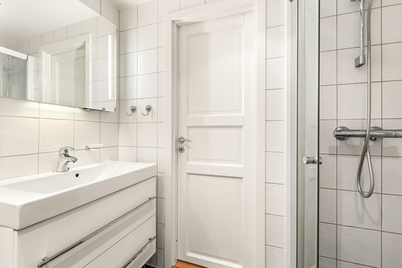 Vegghengt servantinnredning med slette fronter. Galleribilde