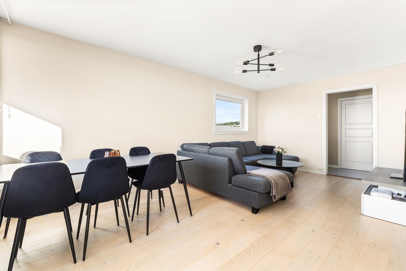 Leiligheten har en romslig og lys stue, samt store vindusflater som gir deg flott utsyn ut mot Oslo. Galleribilde