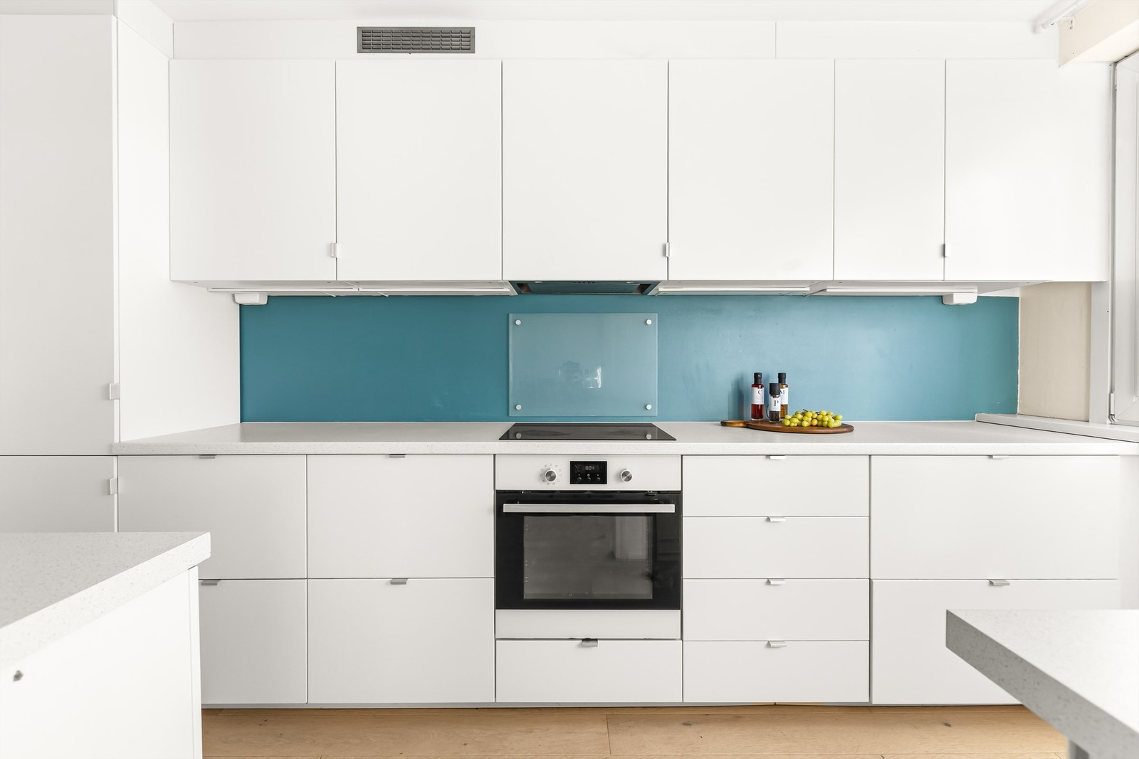 Pen kjøkkeninnredning fra 2014 iht. dokumentasjon som selger har fra tidligere eier. Galleribilde