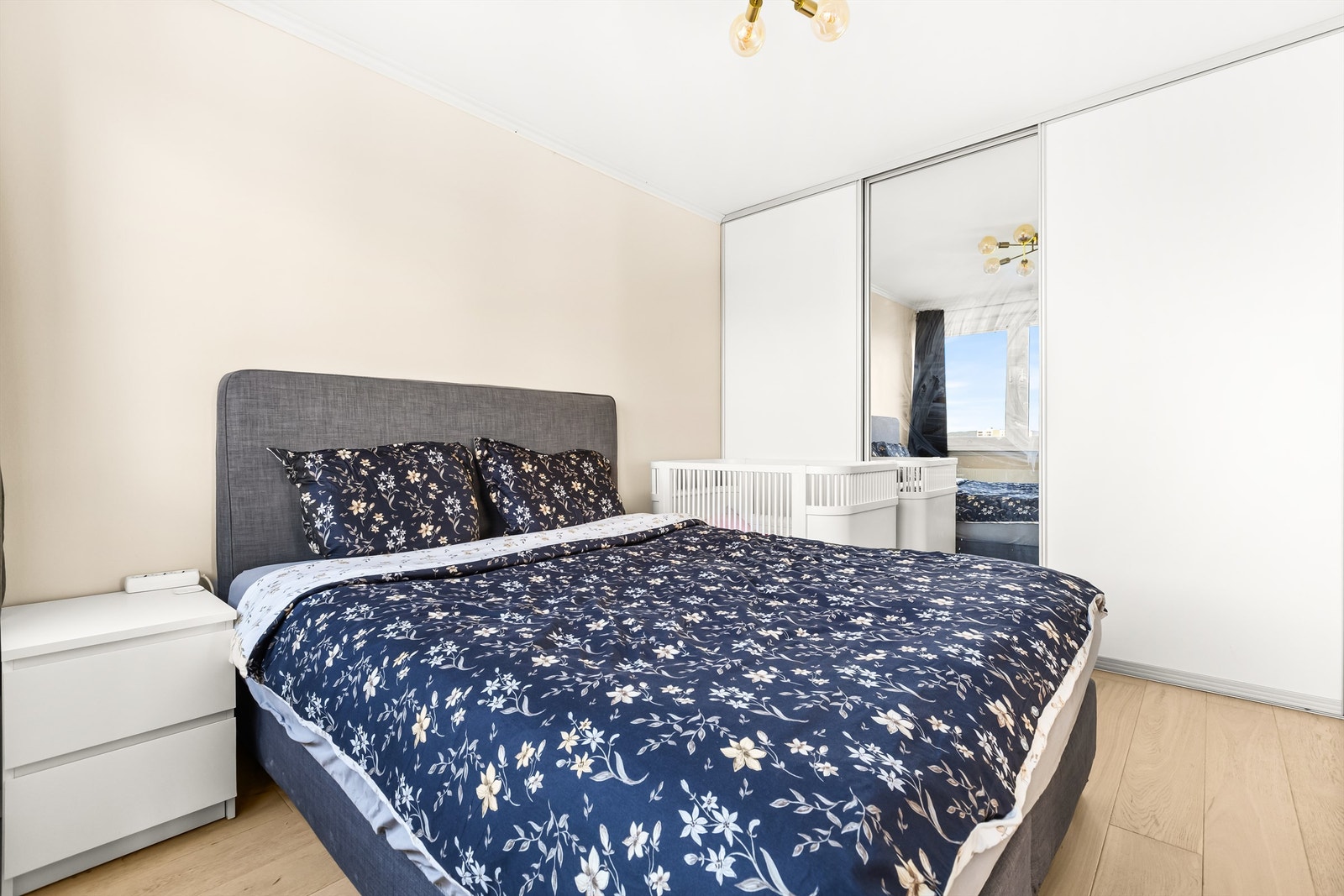 Det er også god plass for ønsket oppbevaringsmøblement i skyvedørsgarderobe som har godt med lagringsplass i innlemmet bod. Galleribilde