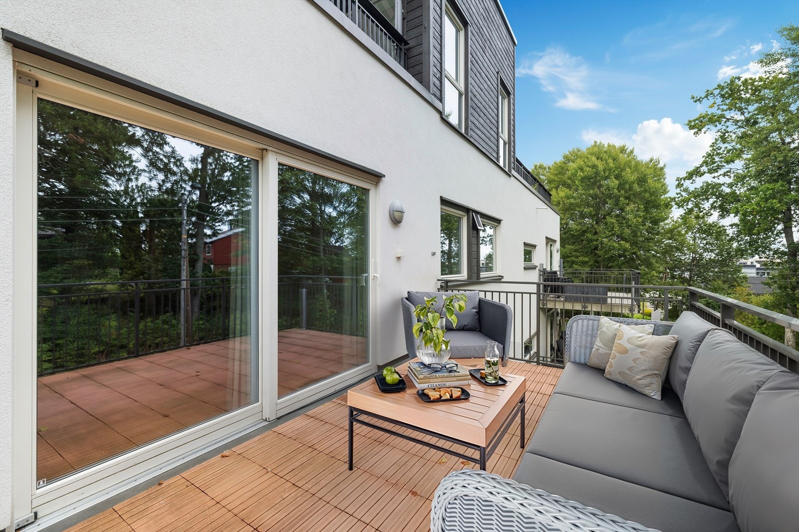 Romslig balkong - bildet er digitalt møblert Galleribilde