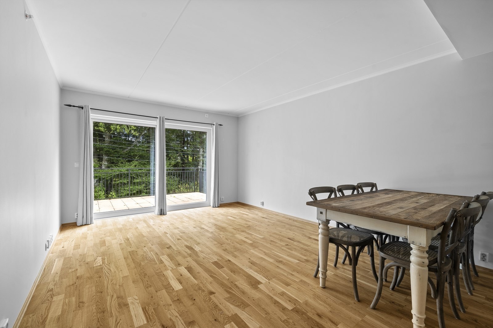 God standard med parkett på gulv, vannbåren gulvvarme og balansert ventilasjon Galleribilde