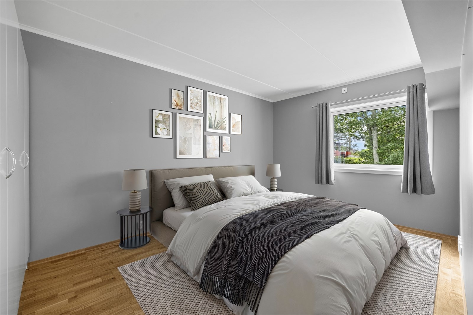 Romslig hovedsoverom med god garderobeplass - bildet er digitalt møblert Galleribilde