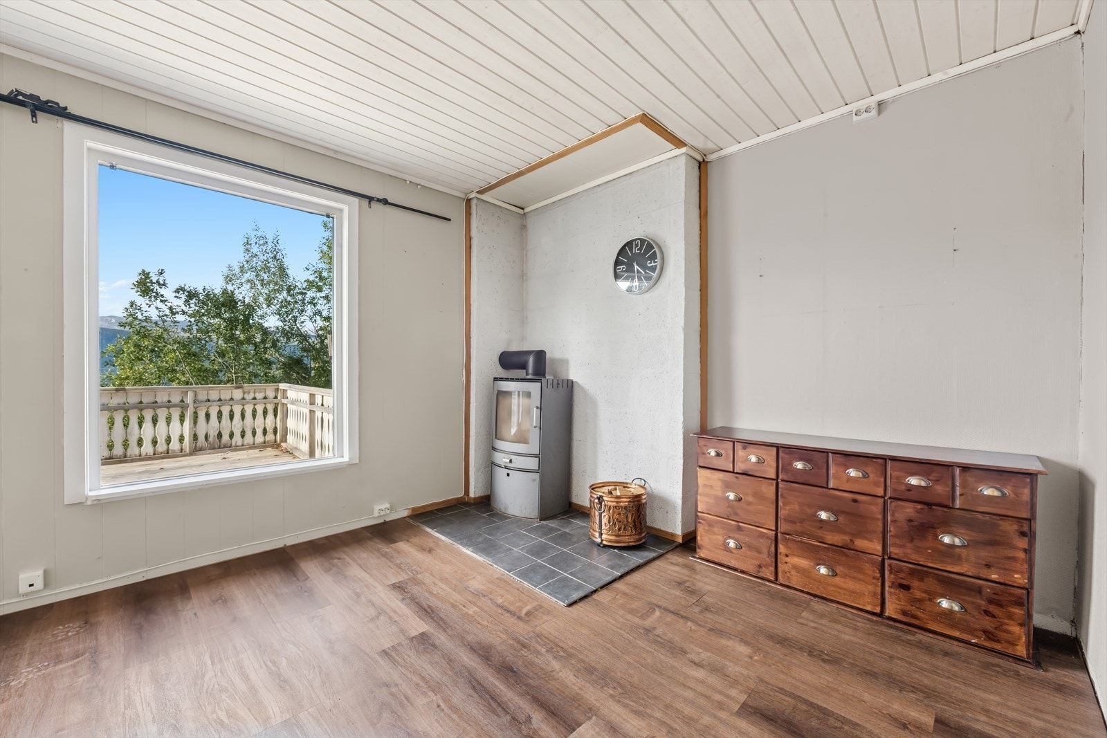 Store vindusflater slipper inn rikelig med dagslys og gir en luftig romfølelse. Galleribilde