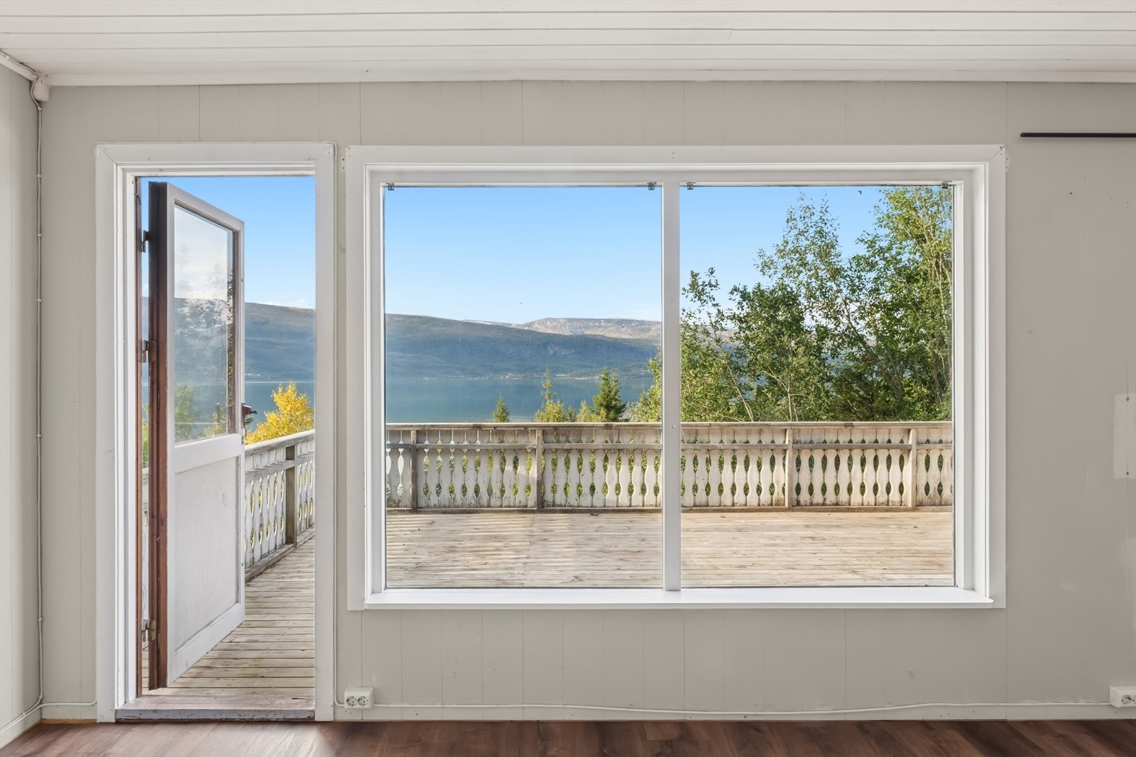 Stuen har direkte inngang til terrassen, noe som gir en sømløs overgang mellom innendørs og utendørs oppholdsrom. Galleribilde