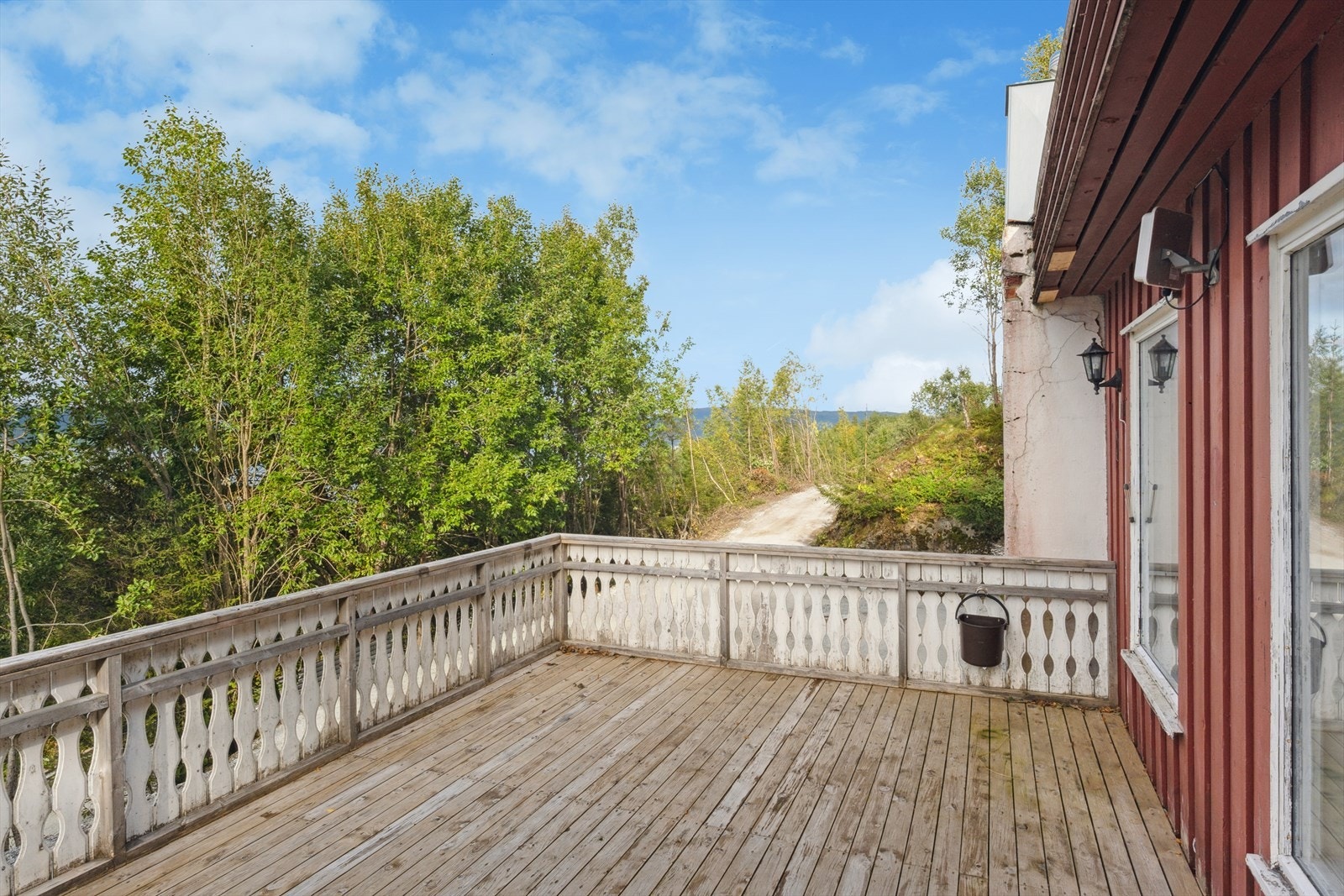 Boligen har en privat og tilbaketrukket beliggenhet med nydelig utsikt over nærområdet og gode solforhold gjennom store deler av dagen. Galleribilde