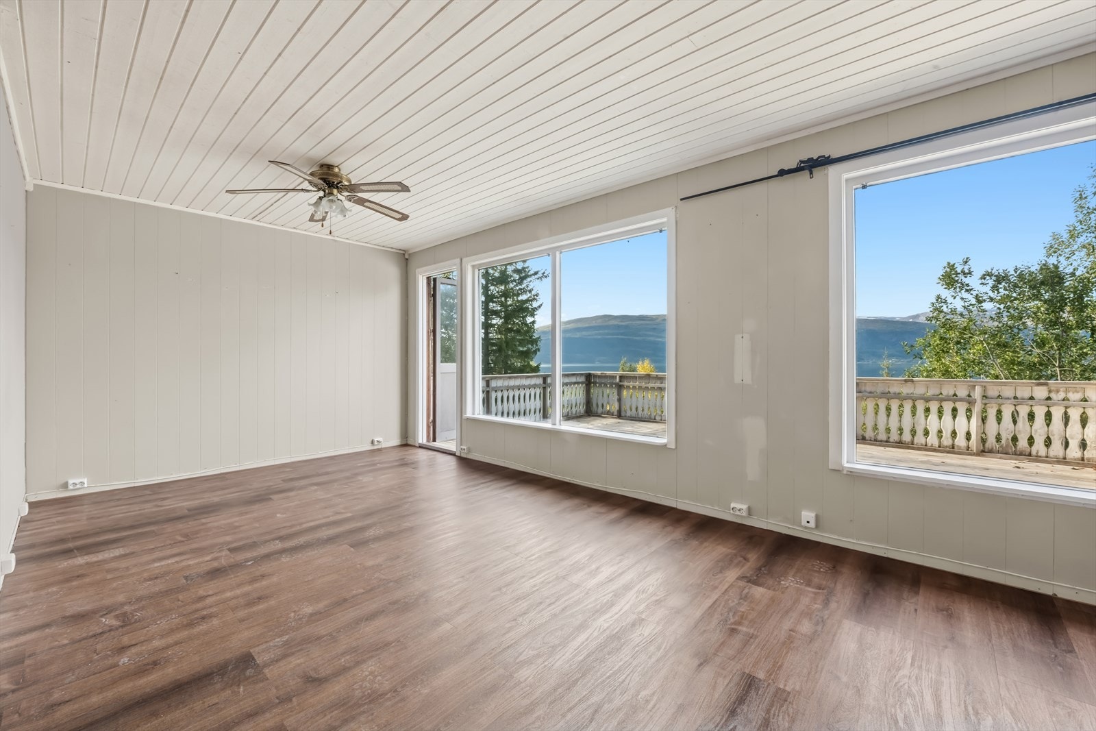 Stue med utsikt over store områder. Galleribilde