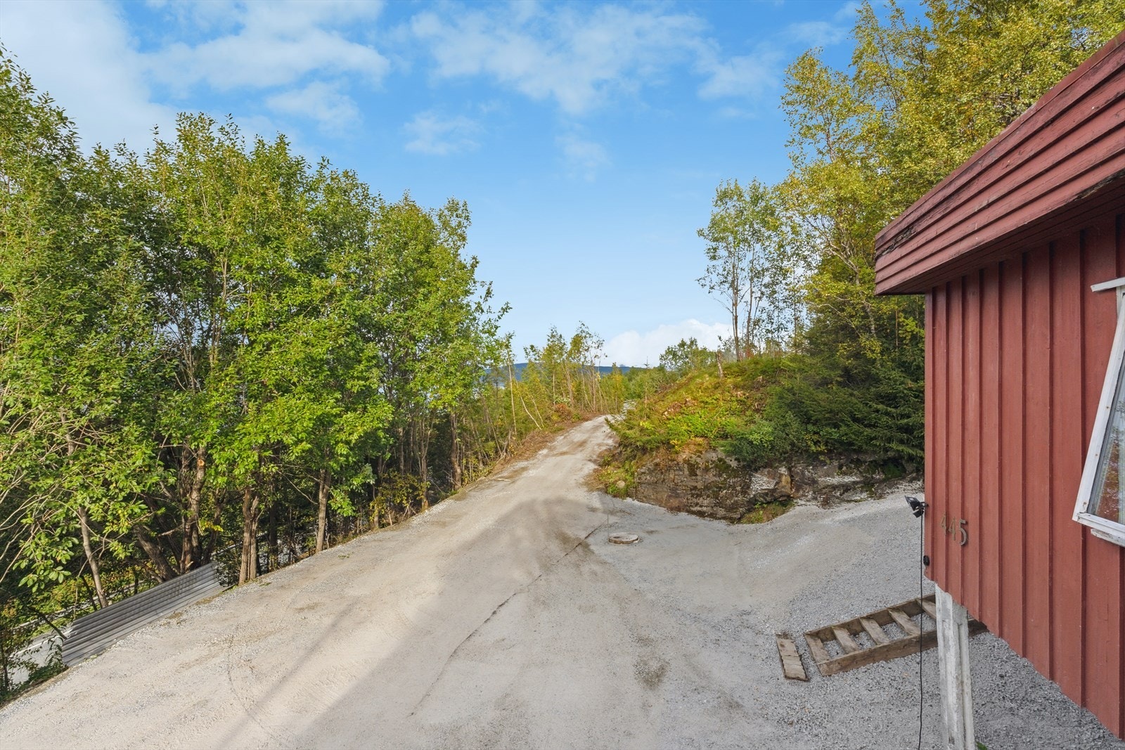 Gode parkeringsmuligheter på egen tomt. Galleribilde