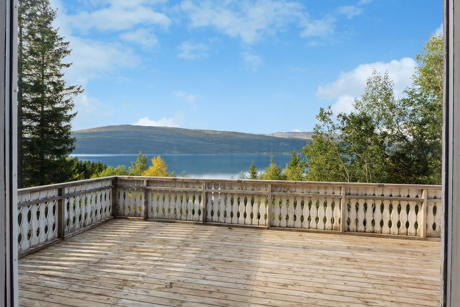 Fra terrassen har du en vakker utsikt utover naturskjønne omgivelser, som gir en fredelig og inspirerende atmosfære. Galleribilde