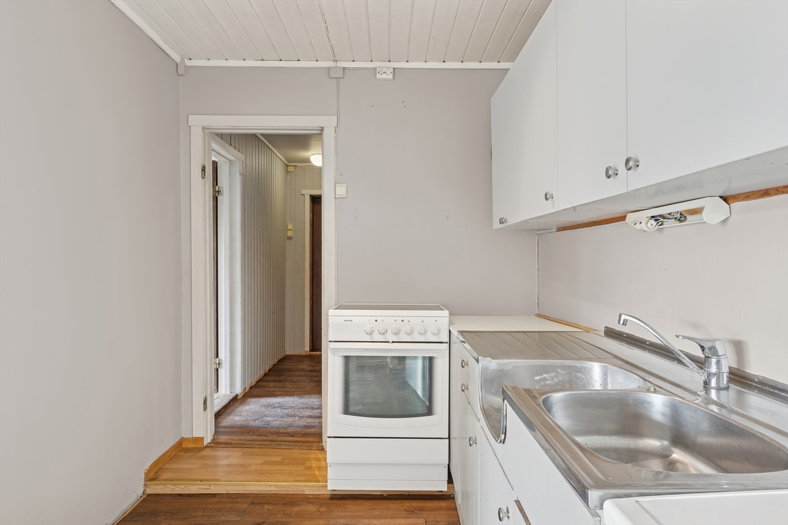 Kjøkkenet er utstyrt med frittstående hvitevarer som kjøleskap og komfyr med koketopp. Galleribilde