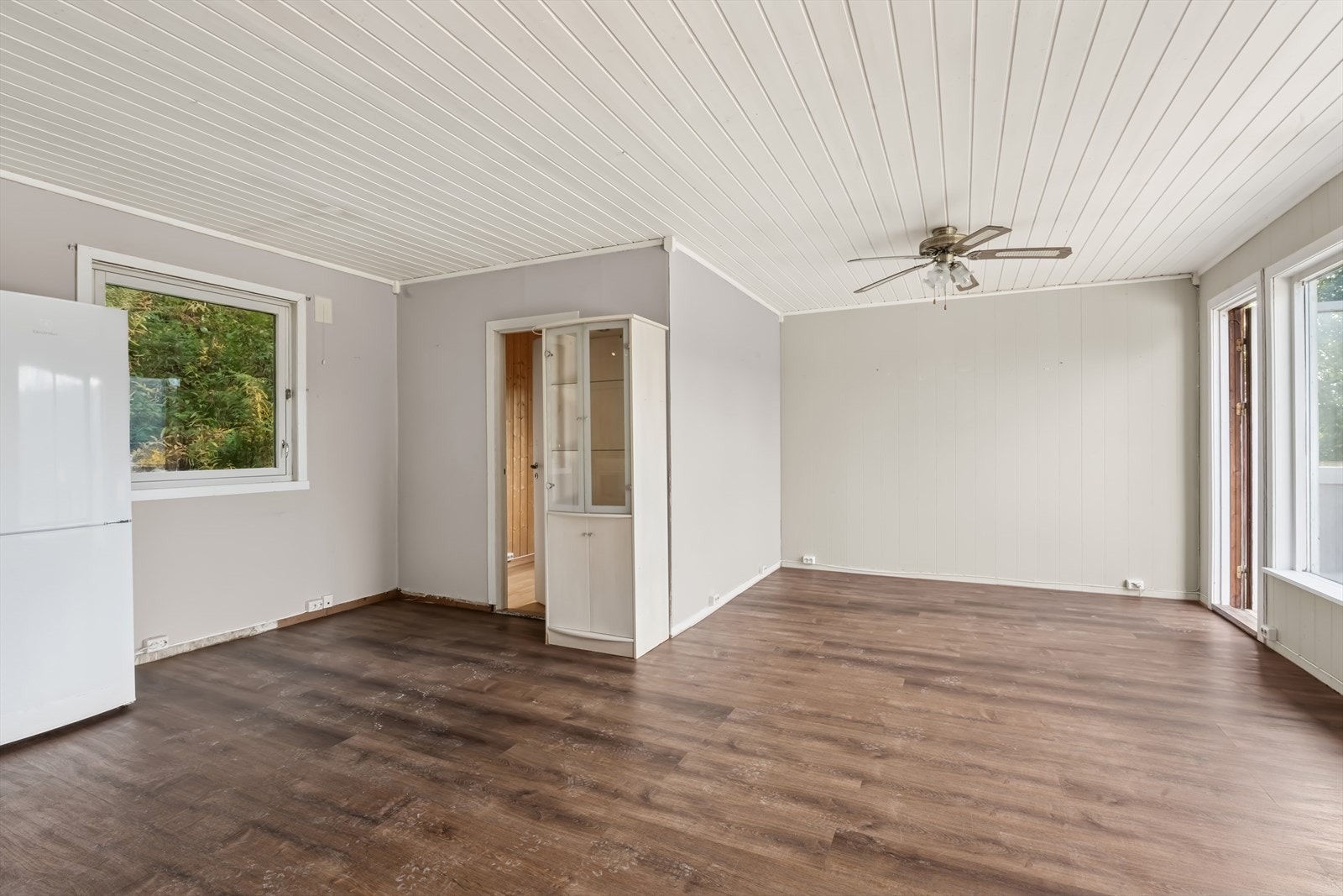 Stuen fremstår lys og luftig med gode muligheter for å skape ulike soner, som spisegruppe og sofakrok. Galleribilde