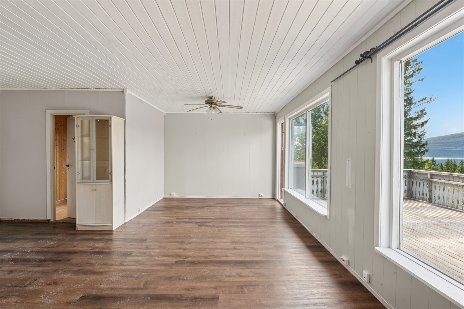 Rommet har stort potensial, og gir en fin ramme for personlig tilpasning og oppussing. Galleribilde