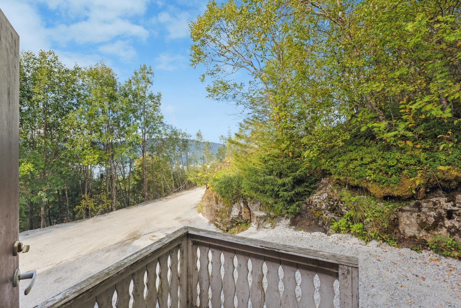 Eiendommen ligger skjermet fra vei og byr på et romslig uteområde med gode muligheter for både rekreasjon og hagebruk. Galleribilde