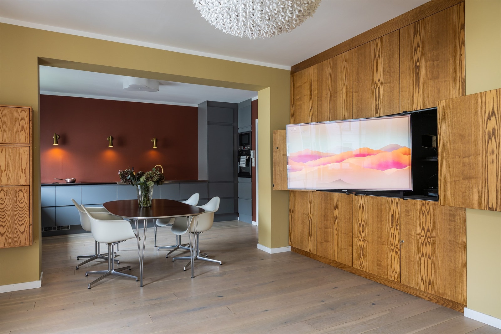 Stuesonen er innredet med en smart og elegant skapløsning. Galleribilde