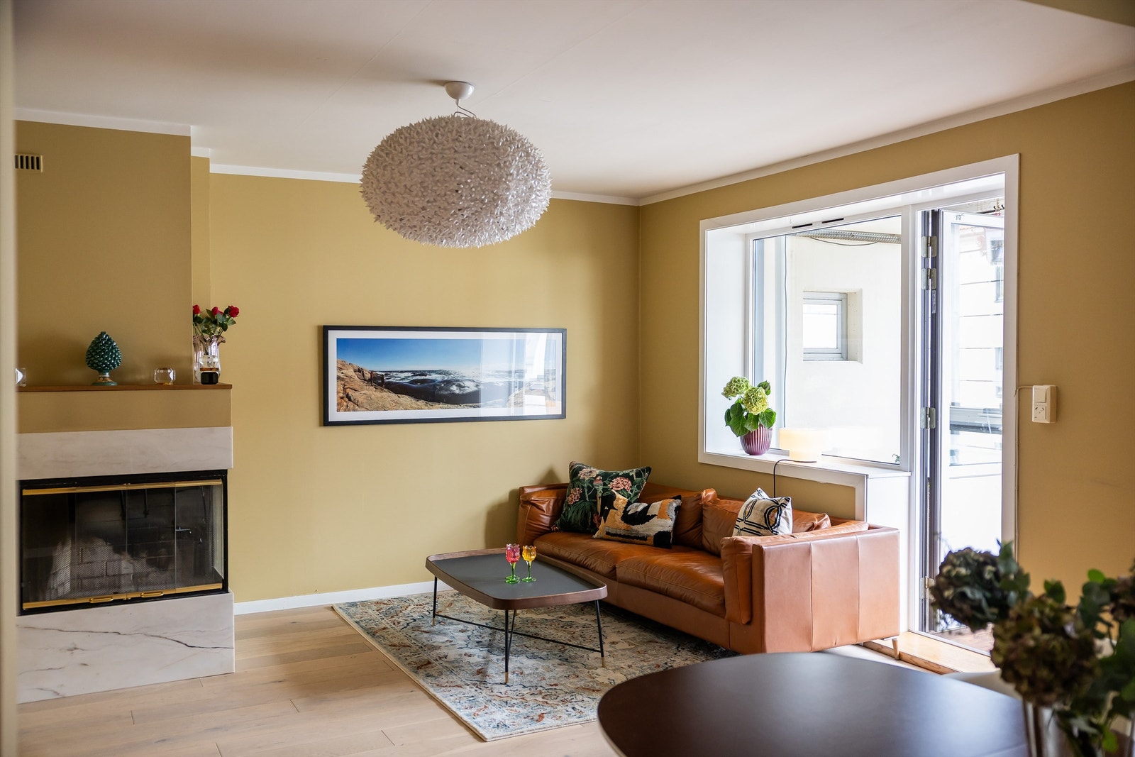 I stuen finner du en koselig Sofakrok og en pen innglasset vedovn til de kaldere dagene. Galleribilde