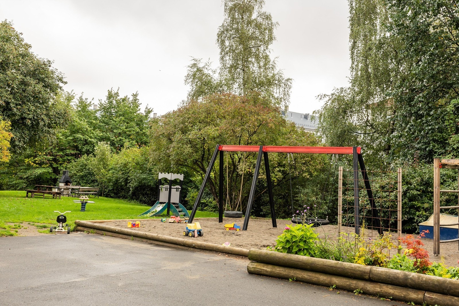 Borettslaget har etablert et koselig parkområde på utsiden med lekeapparater, sittegrupper og vedovn. Galleribilde